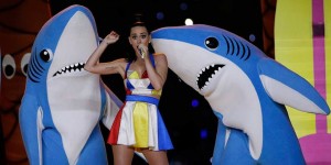Katy Perry acompañada de los tiburones