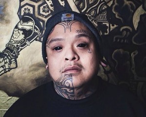Chester Lee presenta una mirada siniestra tras tatuarse los ojos