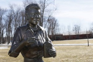 La grotesca estatua de Lucille Ball en Jamestown