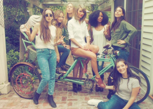 Taylor Swift en compañía de sus amigas