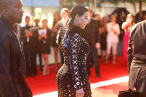 Kim Kardashian y Kanye West en la red carpet de CFDA