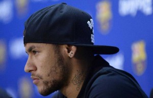 Neymar enfrentó un duro partido ante Colombia