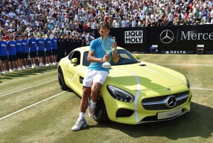 Rafael Nadal posa con el trofeo en Stuttgart