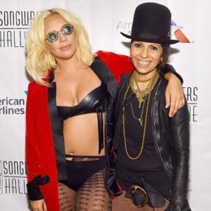 Lady Gaga junto a Linda Perry