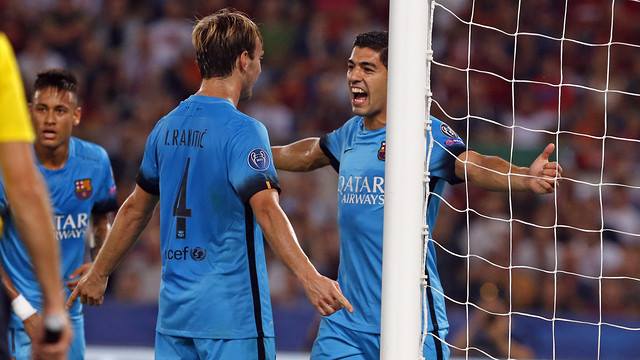 Suárez celebra su gol junto a Rakitic