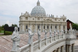 Centenares de cardenales y obispos están reunidos en Roma