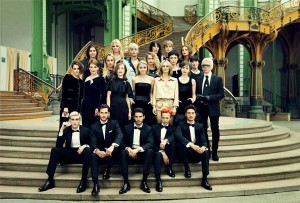 A la derecha Karl Lagerfeld acompañado de otras figuras de Chanel