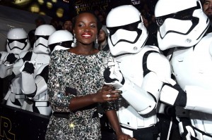 Lupita Nyongo rodeada de Stormtroopers