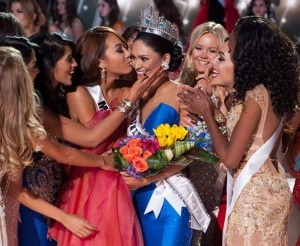 Miss Filipinas rodeada de todas las concursantes