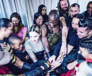 Madonna junto a todo su equipo en una función del Rebel Heart World Tour