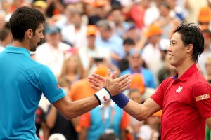 Djokovic estrecha la mano de Nishikori