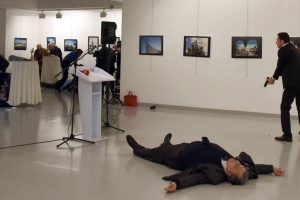 Durante ataque terrorista asesinan a embajador ruso en Turquia