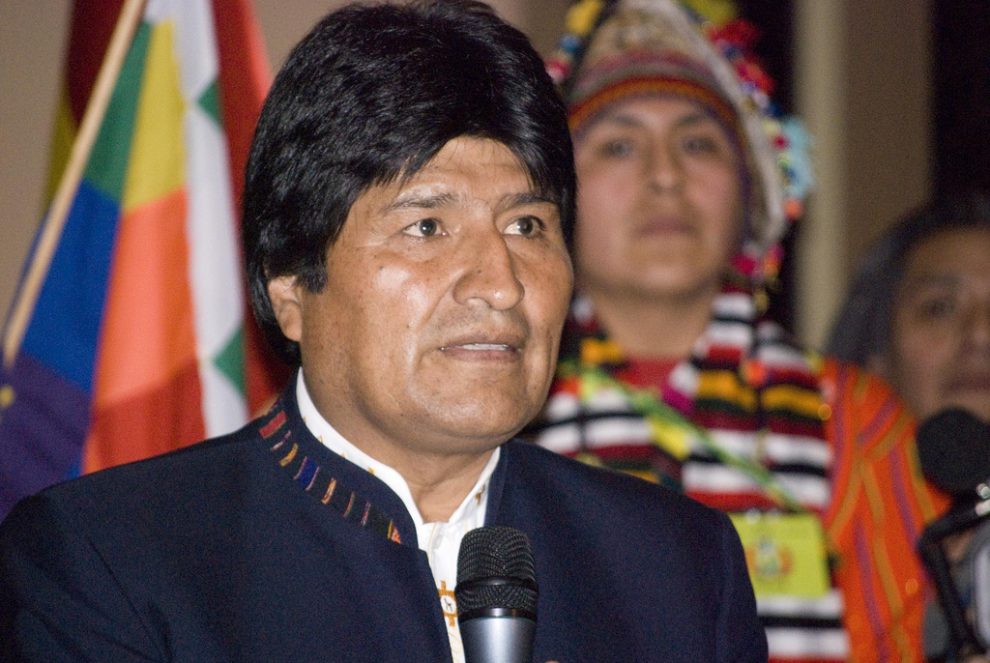 Evo Morales prohíbe uso de celulares a alumnos durante clases
