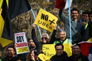 Taxistas chilenos exigen suspensión permanente de Uber y Cabify