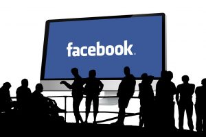 Facebook suspendió cuentas de noticias falsas en Gran Bretaña