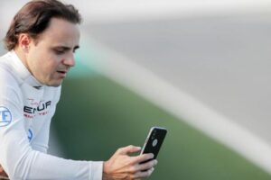 Felipe Massa va a entrenamiento del Sao Paulo y posa con Alves y Juanfran