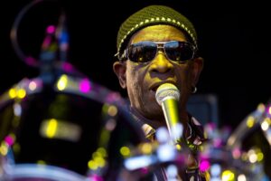 l maestro del afrobeat, baterista y músico nigeriano Tony Allen, murió a sus 79 años en un hospital de París