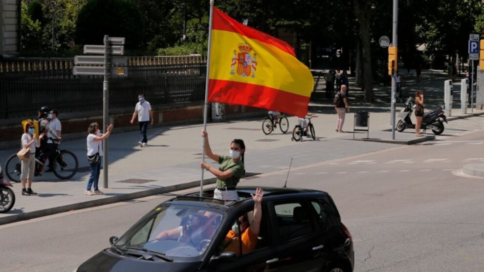 España reclama salida de Sánchez en una protesta en carro