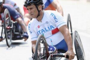 El campeón paralímpico italiano Alex Zanardi, gravemente herido en un accidente de bicicleta el 19 de junio, fue trasladado a un centro de rehabilitación