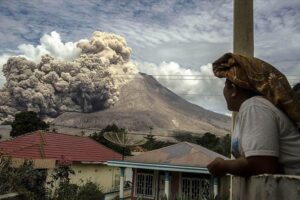 Indonesia alerta sísmica por la actividad del volcán Sinabung