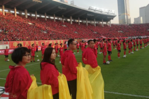 Los aficionados chinos podrían volver a los estadios de fútbol este sábado para asistir a un encuentro del campeonato de la Super Liga (1ª división)