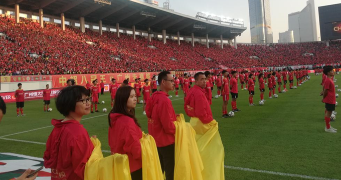 Los aficionados chinos podrían volver a los estadios de fútbol este sábado para asistir a un encuentro del campeonato de la Super Liga (1ª división)