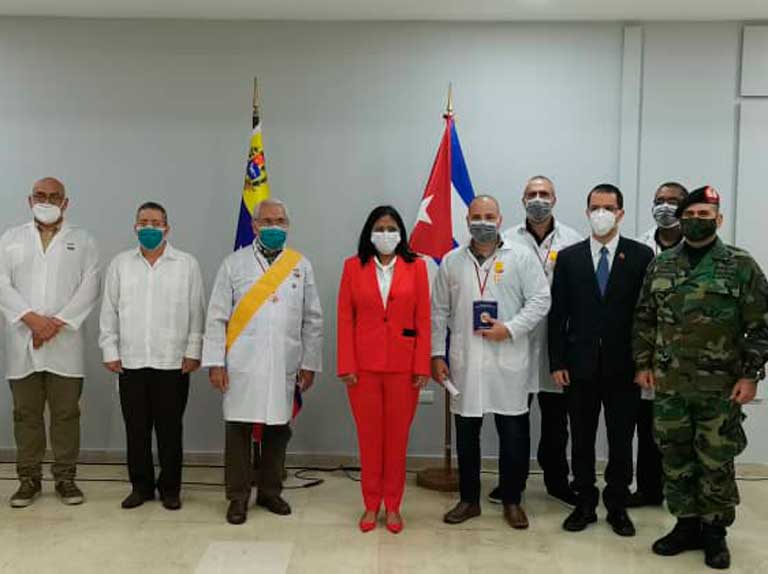 Más de 22.000 médicos cubanos condecorados tras labor ante el COVID-19 en el país