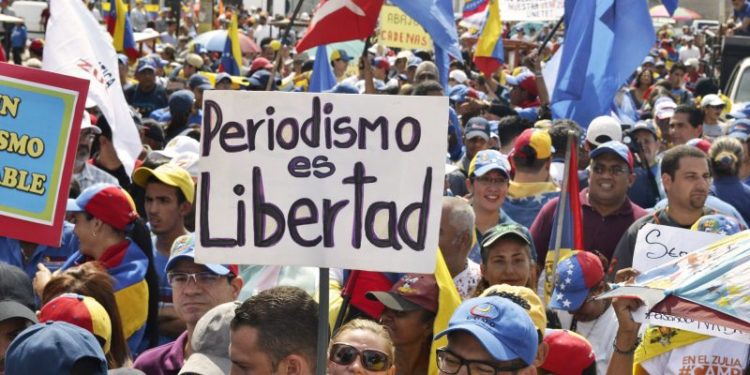 Aprobada ley en Colombia que sanciona a la prensa por denunciar corrupción