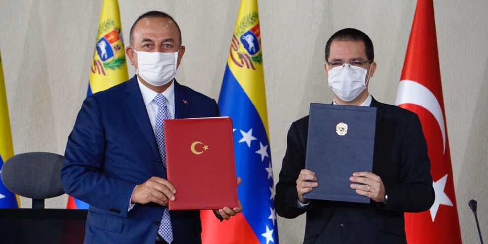 Venezuela y Turquía firman convenios en áreas de salud, vivienda y cultura