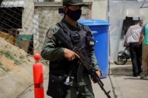Desplegados efectivos militares en Caracas para contener focos del COVID-19