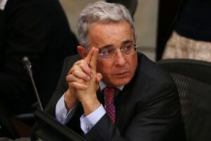 Jueza rechaza archivar un caso de Uribe