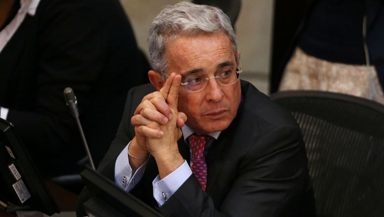 Jueza rechaza archivar un caso de Uribe