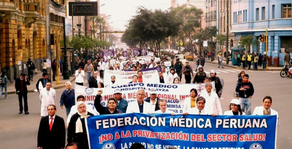 Médicos de Perú inician huelga de 48 horas
