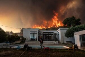 1.800 bomberos trabajan para sofocar incendio forestal en Marssella, Francia