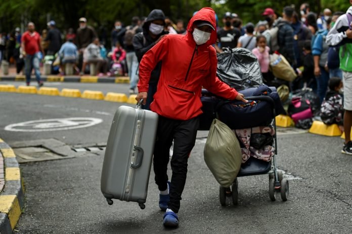 CDH UCAB: Venezolanos que intentaban regresar al país están desistiendo