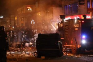 Enfrentamiento entre policías y civiles deja cinco muertos en Bogotá
