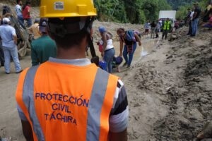 Táchira: deslizamientos de tierra afectaron la troncal 5