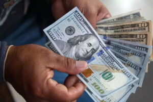 Dólar paralelo vuelve a superar los 4 mil bolívares