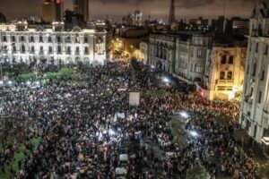 Grandes concentraciones en las calles del Perú en rechazo al nuevo Gobierno