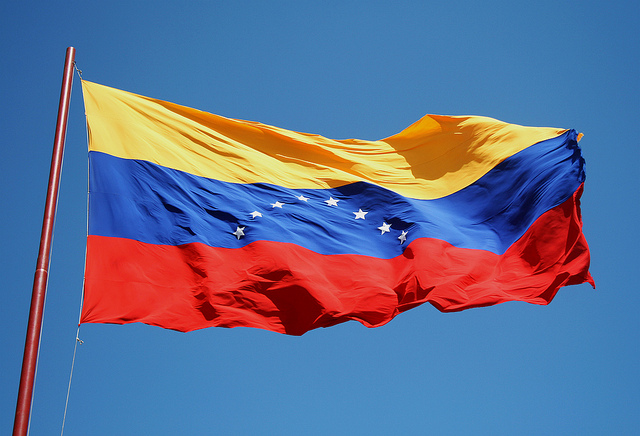 Maduro propuso incluir una novena estrella a la bandera nacional