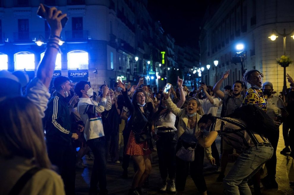 España levantó el estado de alarma y cientos de ciudadanos salieron a celebrar