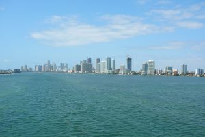 Derrame de aguas residuales en la Bahía Vizcaína en Miami
