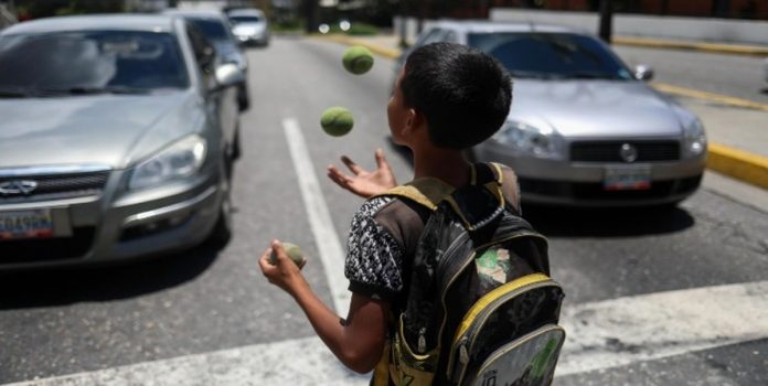 niño venezolano trabajando en la calle