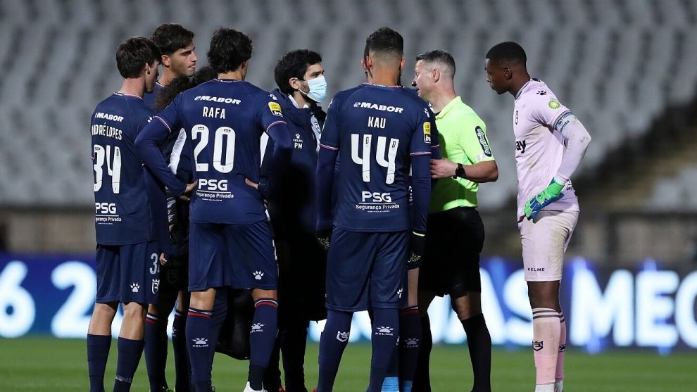 Variante ómicron afecta a 13 jugadores de fútbol en Portugal, sepa qué ocurrió
