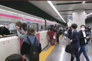 Episodio violento en el subterráneo de Tokio, Japón