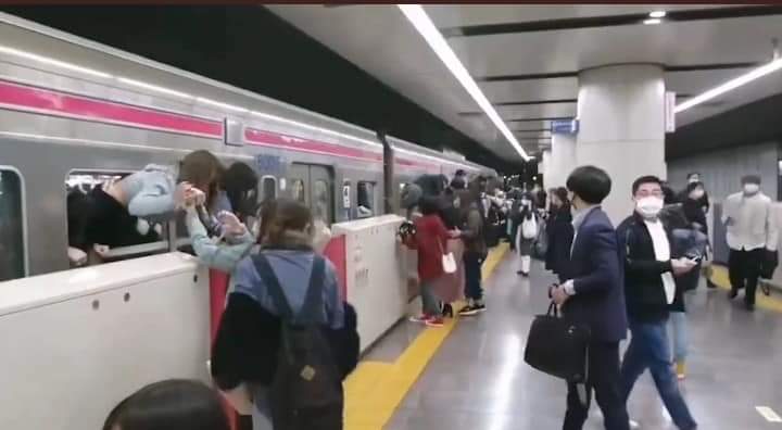 Episodio violento en el subterráneo de Tokio, Japón
