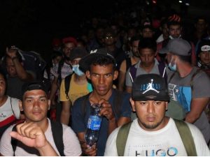 500 migrantes entre ellos venezolanos partieron desde México hacia la frontera con Estados Unidos
