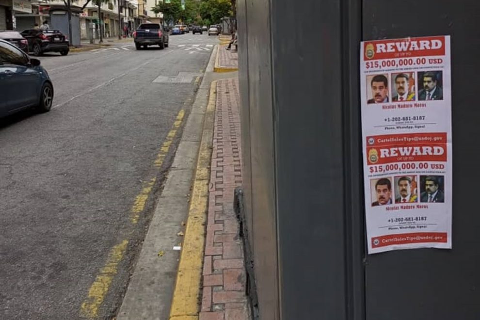 Aparecen en Chacao carteles de recompensa contra Maduro