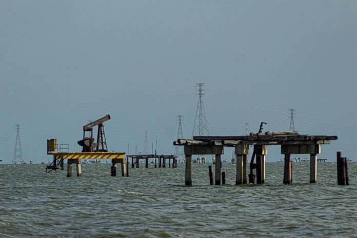 Alertan sobre colapso de lago de Maracaibo ante derrames petroleros
