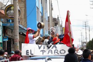 Protestas en Perú llevan a decretar estado de emergencia y toque de queda en Lima y Callao